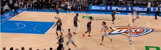 很沮丧！传球给兰德尔被切掉 李凯尔回防过程中甩手摇头