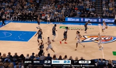 很沮丧！传球给兰德尔被切掉 李凯尔回防过程中甩手摇头