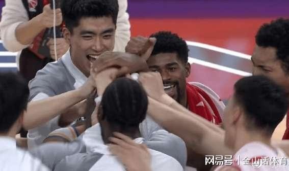 硬汉！32岁老将两腿全拉伤，缠满绷带打20分钟，媒体人:真是拼了