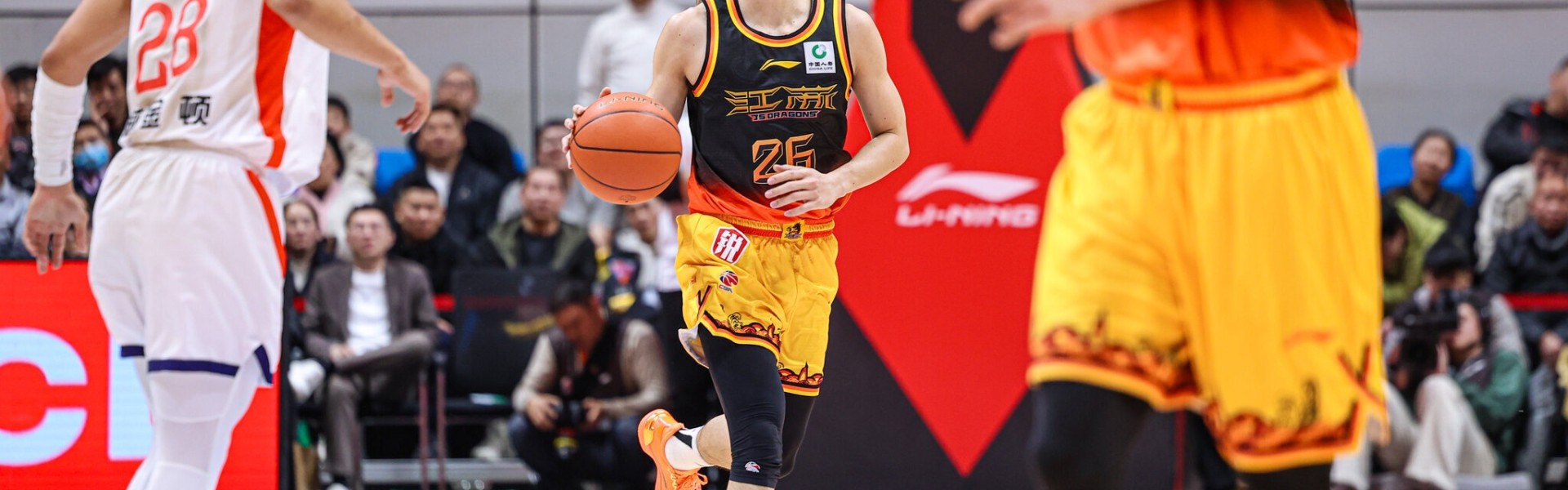 开云-媒体人谈庞峥麟：顶级控卫！CBA欧文！他拿着ETC随意穿梭山东高速