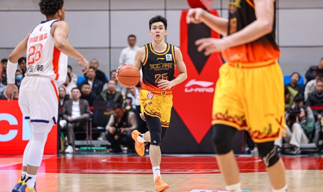 开云-媒体人谈庞峥麟：顶级控卫！CBA欧文！他拿着ETC随意穿梭山东高速